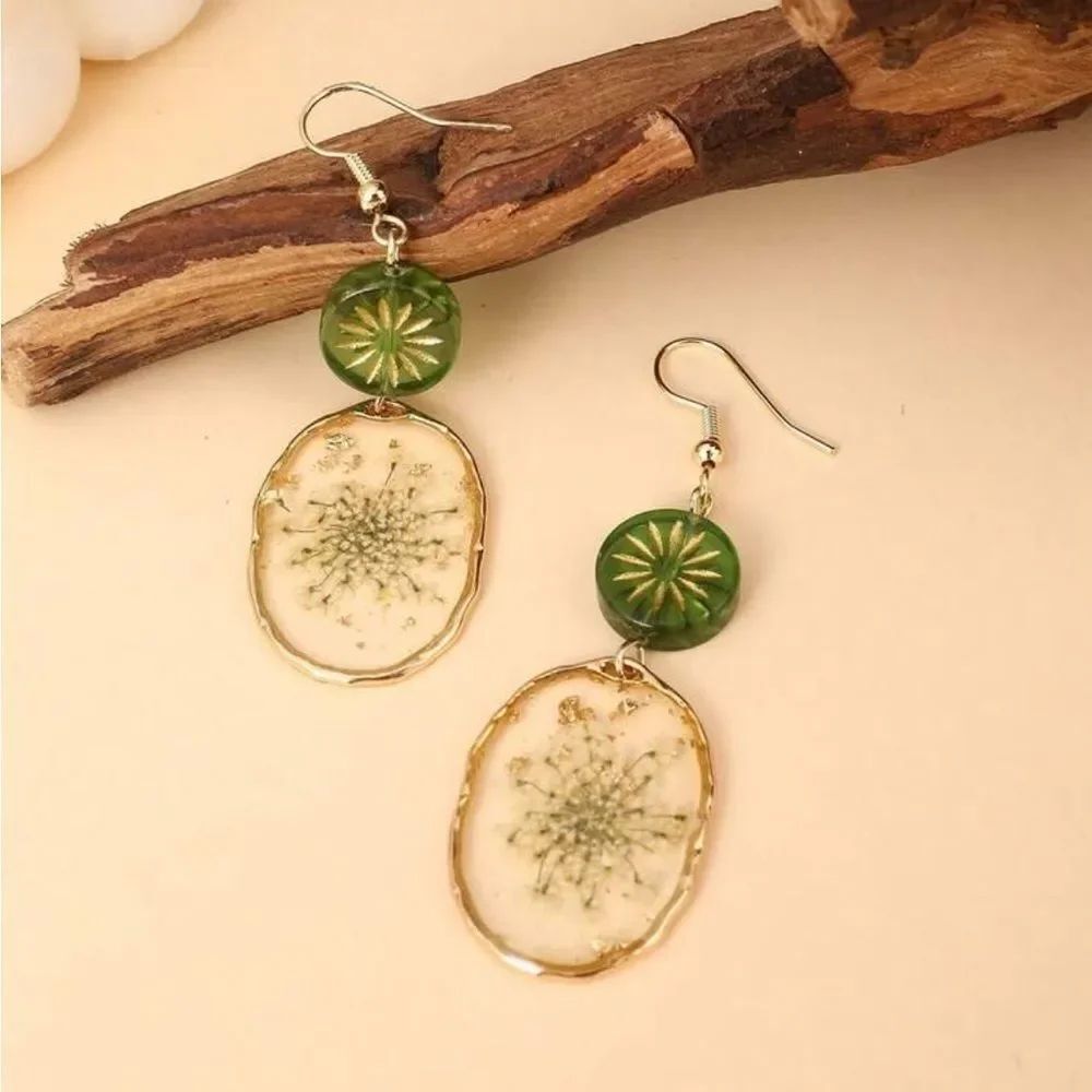 Elegant Green and Gold Dangle Earrings R158